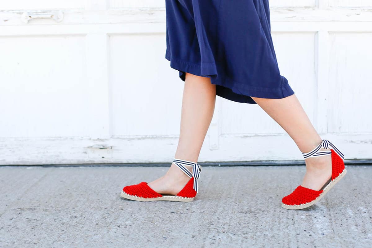 Modern crochet pattern! Learn how to make crochet espadrilles with flip flop soles in this free pattern and tutorial from Make and Do Crew! These crochet sandals feature Lion Brand 24/7 Cotton in "Red."