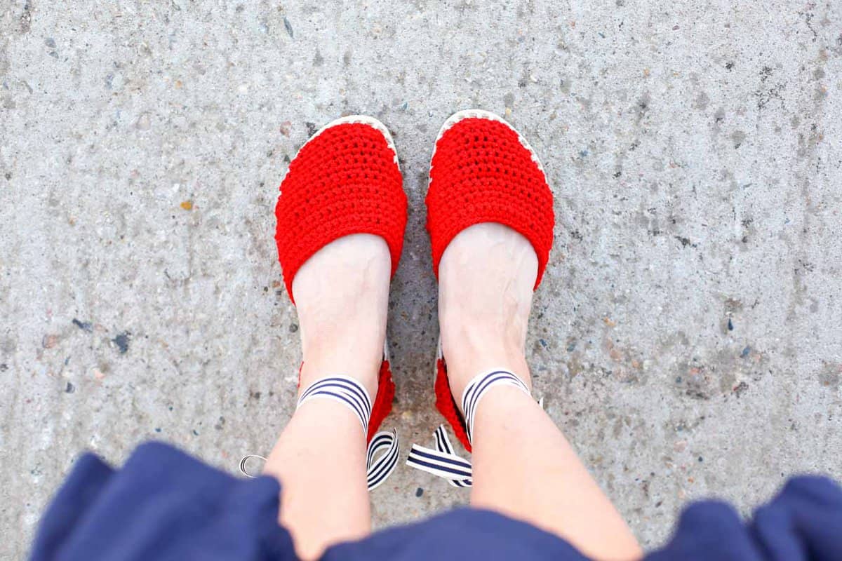 DIY shoes! Learn how to make crochet espadrilles with flip flop soles in this free pattern and tutorial from Make and Do Crew! These crochet sandals feature Lion Brand 24/7 Cotton in "Red."
