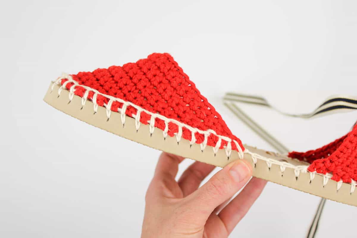 How to work the blanket stitch on crochet espadrilles sandals. Free pattern!