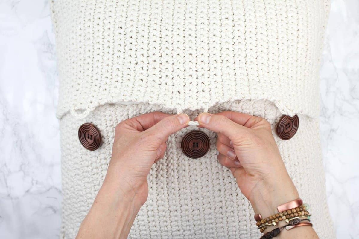 Free crochet pillow pattern with button closures. Great beginner pattern made with Lion Brand Kitchen Cotton in "Vanilla."