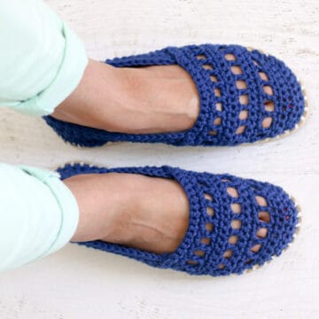 These Seaside crochet shoes with rubber bottoms come together easily with Lion Brand 24/7 Cotton yarn and a pair of flip flops. Wear them as street shoes or slippers--either way, they're super comfy!
