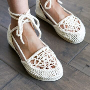 DIY shoes!? This free crochet flip flop sandals pattern shows you how to make your own beach sandals. So cute!