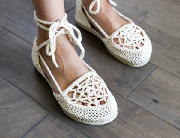 DIY shoes!? This free crochet flip flop sandals pattern shows you how to make your own beach sandals. So cute!