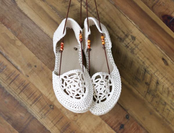 Flip flop crochet pattern to make summer sandals with leather laces and bead accents.