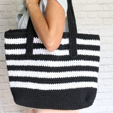Classic meets modern in this black and white striped crochet tote bag free pattern. Made with very basic crochet techniques and Lion Brand Fast-Track yarn, this purse is a perfect pattern for a confident beginner.