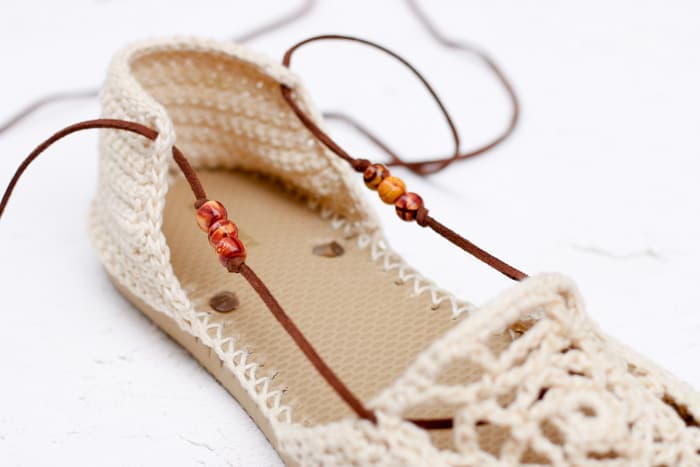 Leather shoe laces in crochet flip flop sandals. Free pattern!