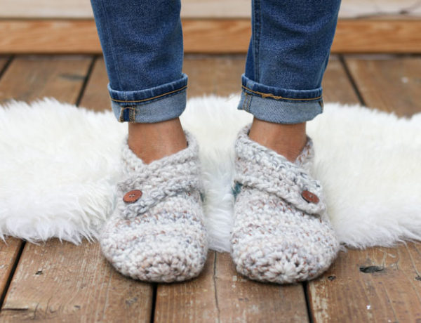 This free crochet slippers pattern will satisfy the modern minimalist in you while also making you feel like a gift giving hero. They make the perfect gift for teachers, new moms, a friend who is sick and anyone else you want to wrap up in a little bit of love. Free women's slipper pattern from MakeAndDoCrew.com using Lion Brand Wool Ease Thick and Quick in "Fossil" and "Blueberry."