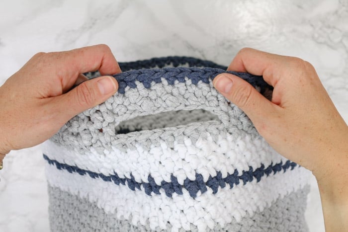 How to crochet handles on a basket. Free pattern and tutorial.