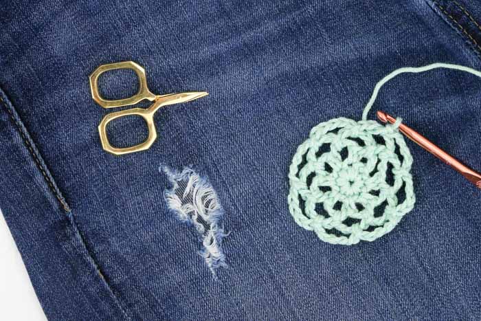 It's so fun to add crochet accents to your clothing. This free crochet medallion pattern is perfect for covering holes in jeans.