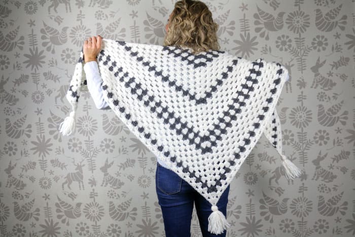 Put a modern spin on a crochet classic with this simple crochet granny stitch shawl! This free crochet pattern uses Lion Brand New Basic 175 in "Cream" and "Charcoal." 