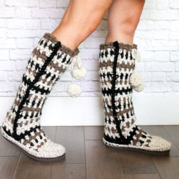 Keep your toes epically toasty in these mukluk style crochet slipper boots with flip flop soles. The mukluks are crocheted separately and then added to the flip flops, making this a perfect first crochet flip flop project.