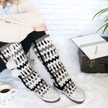 Neutral colors make these crochet mukluks modern and perfect for fall and winter. Made using the moss stitch and Lion Brand Wool-Ease Thick & Quick in Barley, Wheat and Black.
