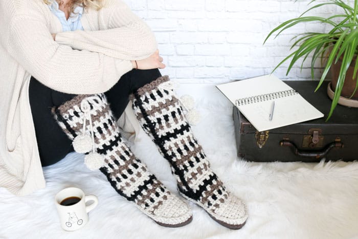 Neutral colors make these crochet mukluks modern and perfect for fall and winter. Made using the moss stitch and Lion Brand Wool-Ease Thick & Quick in Barley, Wheat and Black.