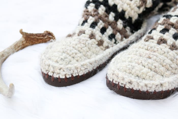 Keep your toes epically toasty in these mukluk style crochet slipper boots with flip flop soles. The mukluks are crocheted separately and then added to the flip flops, making this a perfect first crochet flip flop project. Made using Lion Brand Wool-Ease Thick and Quick.