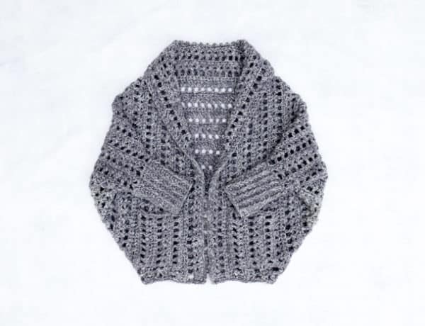 This oversized crochet cardigan free pattern is easy to make with chunky Wool-Ease Tonal yarn in the color "Smoke." Free pattern and step-by-step tutorial!
