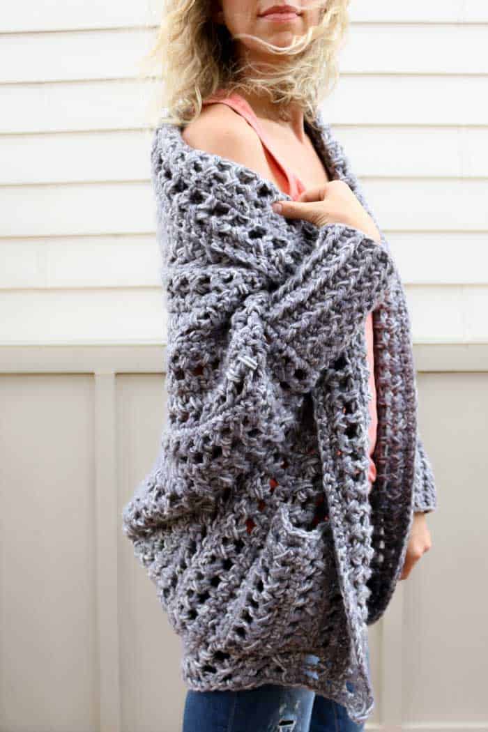 Easily constructed from a simple rectangle, this modern, on-trend chunky crochet cardigan comes together quickly with zero shaping, increasing or decreasing. Free pattern from Make & Do Crew featuring Lion Brand Wool-Ease Tonal yarn.