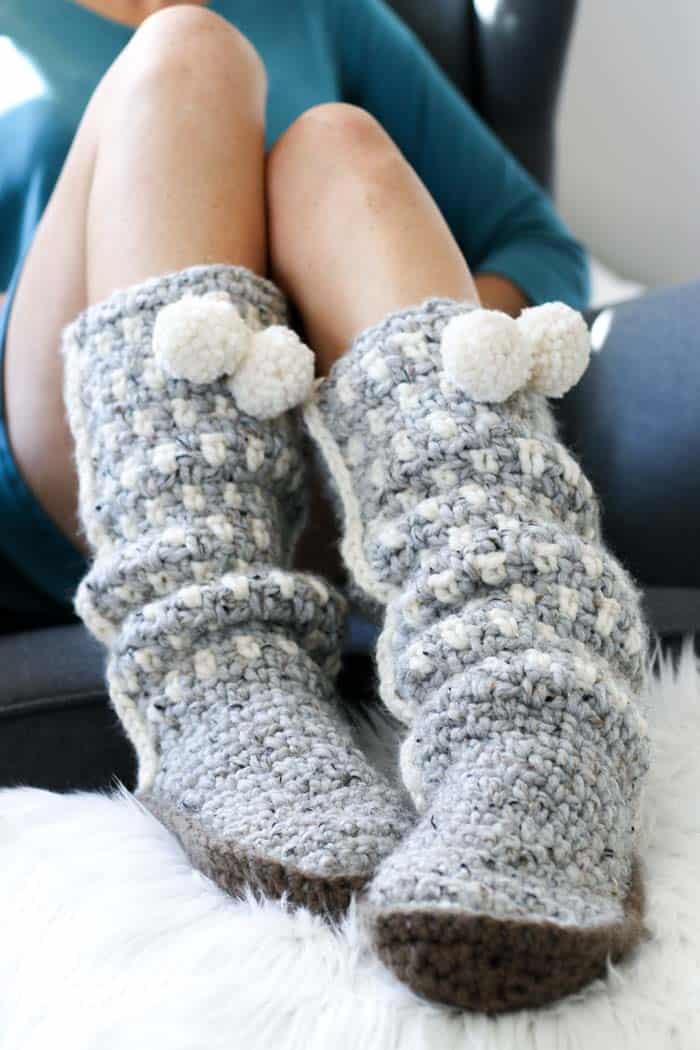 Looove! These modern crochet slippers make the perfect crochet gift idea! Love the pom pom tassels! Free pattern too!