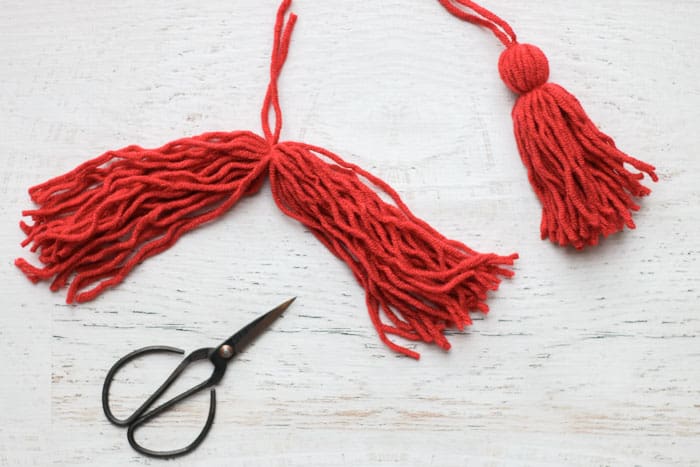How to make a tassel from yarn.