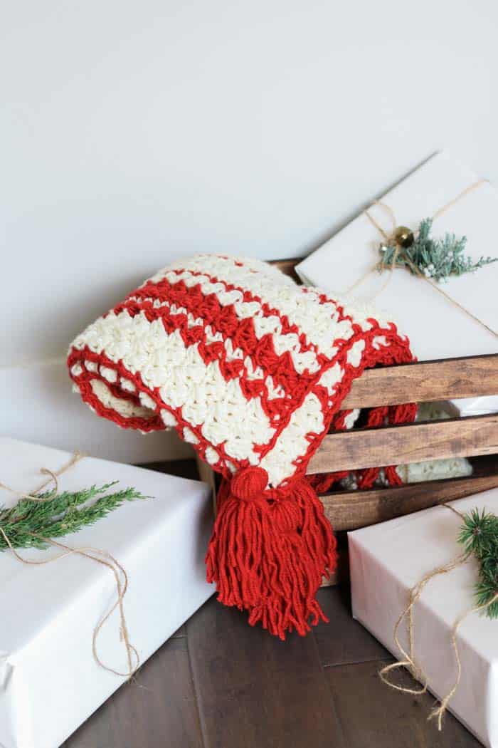 Infuse a little Scandinavian style in your Christmas with this hygge beginner crochet blanket pattern. Get the free pattern and video tutorial from Make & Do Crew featuring Lion's Pride Woolspun.