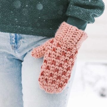 Valentine's pink crochet mitten with hearts.