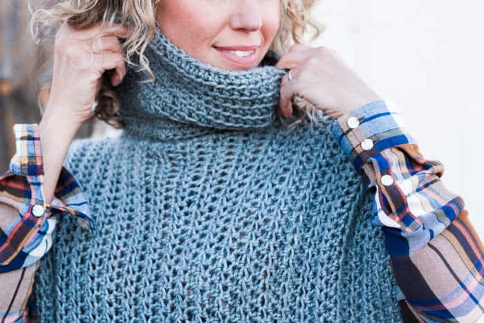 How to crochet a turtleneck cowl poncho using half double crochet through the back loop only. Free pattern from Make & Do Crew.