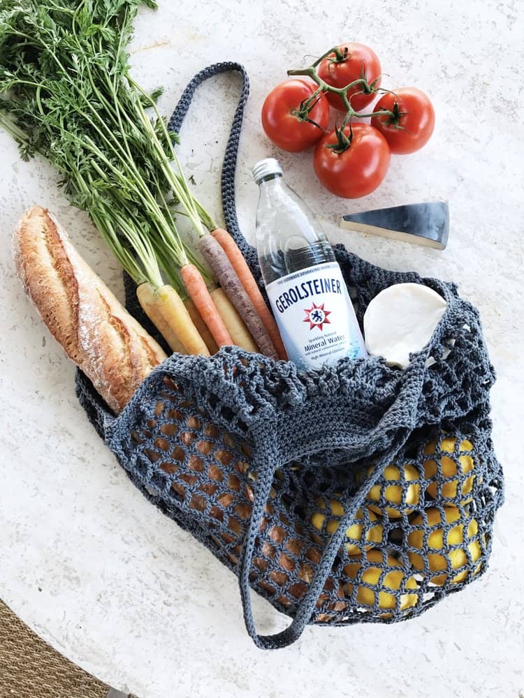 This crochet market tote bag is a free pattern from Two of Wands. Love this modern cotton crochet bag!