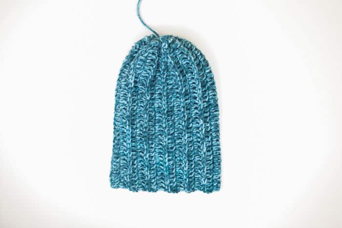 Beginner crochet tutorial: how to make a basic beanie with chunky yarn (Wool Ease Tonal yarn in the colors "Slate Blue" and "Smoke.")