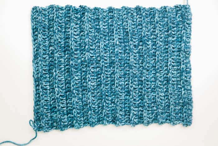 Whether you're new to crocheting or just last minute crochet project, this free beginner crochet hat pattern is astonishingly easy. If you can crochet a rectangle, you can make this simple unisex beanie pattern! Full torque pattern and tutorial from Make and Do Crew.com.