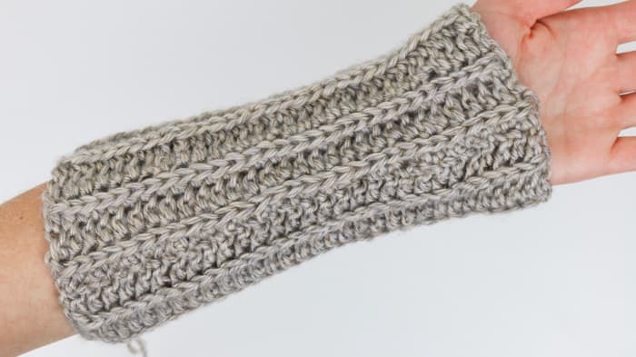 This crochet sleeve is part of the Habitat Crochet Sweater from Make and Do Crew. In this sleeve half double crochet (hdc) stitches are used to create a ribbed knit-look. Tutorial featuring Lion Brand Heartland yarn.