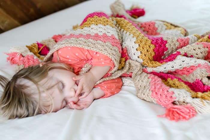 Easy girls crochet baby blanket free pattern using the granny stitch in modern colors. 