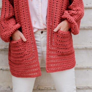 Easy crochet hexagon pattern with pockets is lightweight and perfect for springtime. Made with Lion Brand Vanna's Style (a DK weight, category 3 yarn).