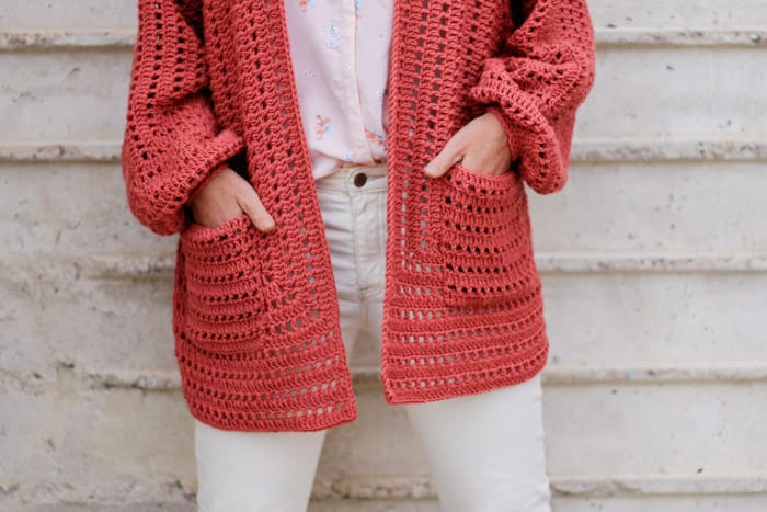 Easy crochet hexagon pattern with pockets is lightweight and perfect for springtime. Made with Lion Brand Vanna's Style (a DK weight, category 3 yarn).