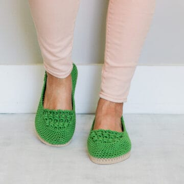 Learn how to crochet shoes with flip flop soles in this easy free crochet pattern and tutorial. Because of their flip flop soles, these DIY kicks work well equally well as house slippers or outdoor shoes. Free pattern and video tutorial featuring Lion Brand 24/7 Cotton in the color "grass."