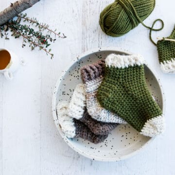 Free Pattern: These simple crochet slipper socks for adults make a perfect crochet gift idea for men and women alike. The chunky yarn gives them plenty of warmth, squish and durability and allows you to make a pair fast!