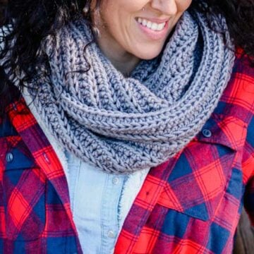 This easy, fast crochet cowl pattern looks like knitting, but it's not. Beginner friendly tutorial that you can whip up in about 3 hours!