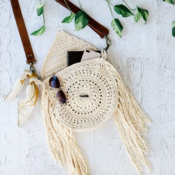 Free fringed crochet boho bag pattern with leather straps. Tutorial included.