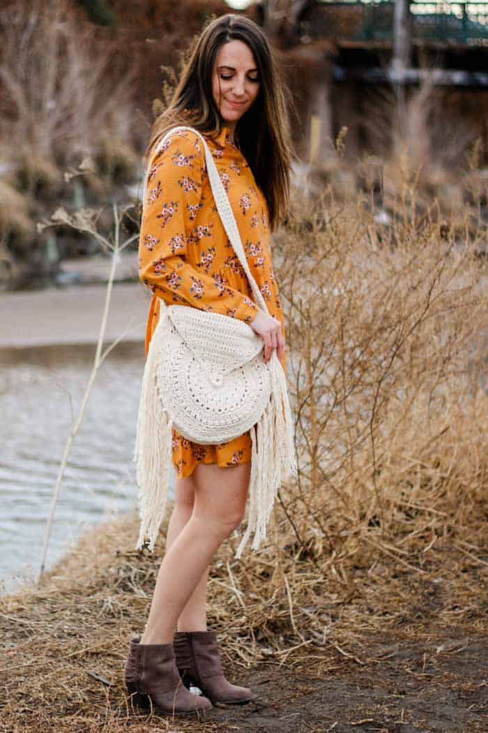 Free crochet shoulder bag pattern with fringe and a boho style.
