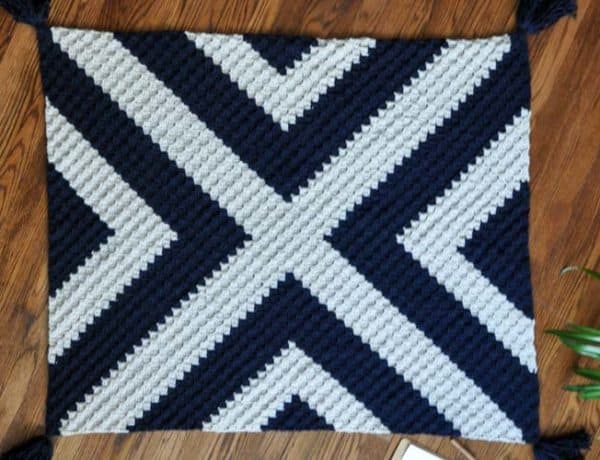 Free modern, black and white corner to corner crochet graphgan pattern.