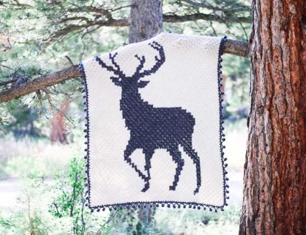 This corner to corner crochet deer graphgan is perfect for Christmas, a rustic nursery or as a gift for your favorite hunter. Free blanket pattern and video tutorials.