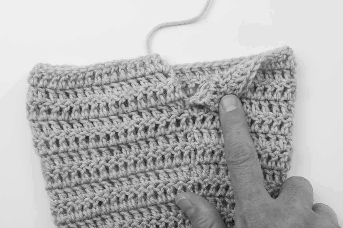 Tutorial showing how to work crocheting in turned rounds.