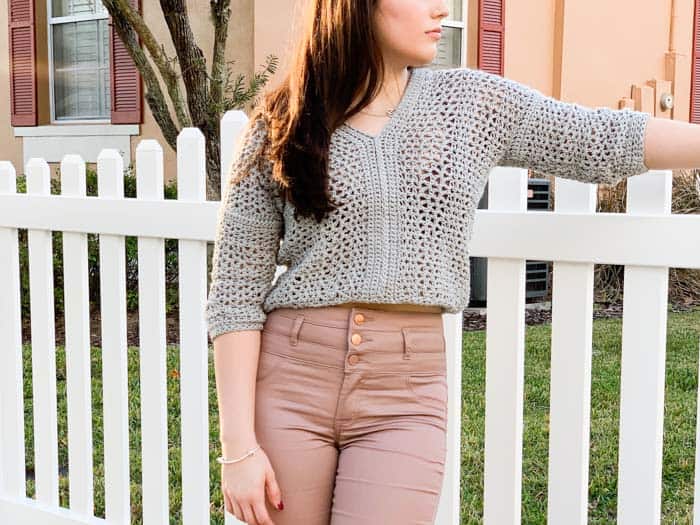 Free pattern! V-neck cropped crochet sweater with ¾ length sleeves. Very simple construction!