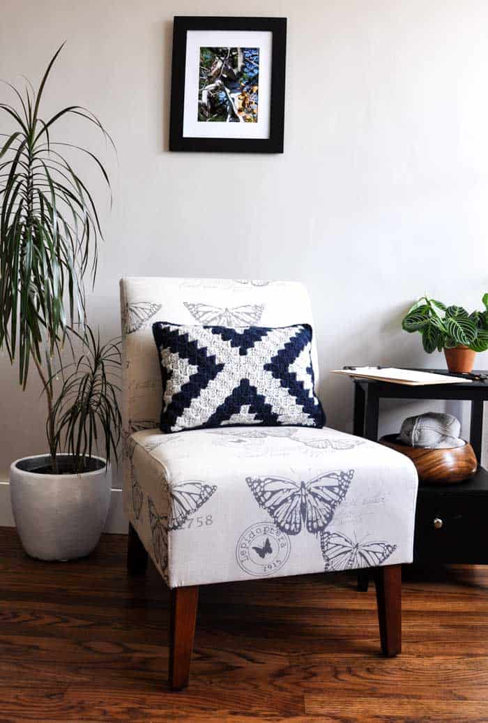 Free, beginner-friendly corner to corner crochet pillow pattern.