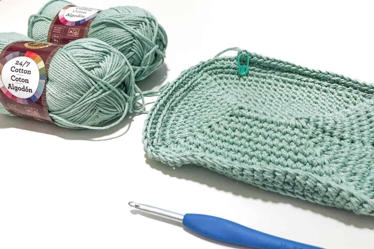 Free crochet pattern for a flat bottomed purse or lunchbox using Lion Brand 24/7 Cotton yarn.