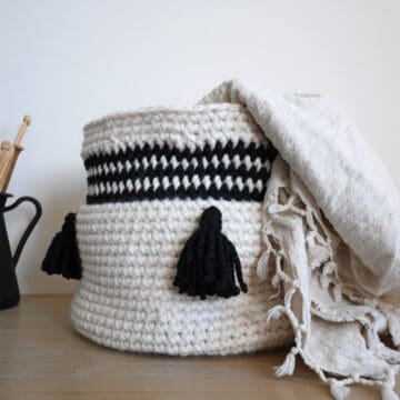 Free pattern and tutorial for an easy crochet basket with tassels.