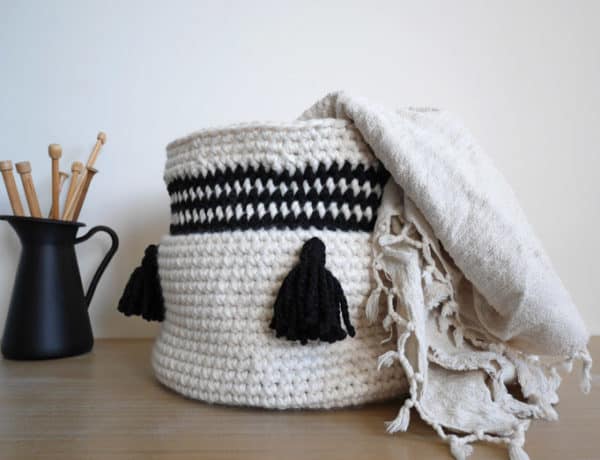 Free pattern and tutorial for an easy crochet basket with tassels.