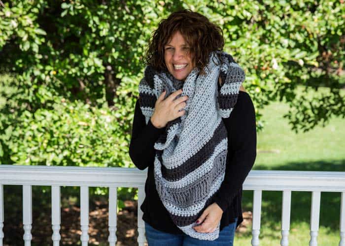 Free crochet shawl pattern using chunky yarn (Lion Brand Color Made Easy).
