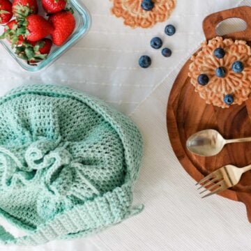 Pack your lunch in style with this cute crochet lunchbox made with Lion Brand 24/7 Cotton yarn. Free pattern and tutorial.
