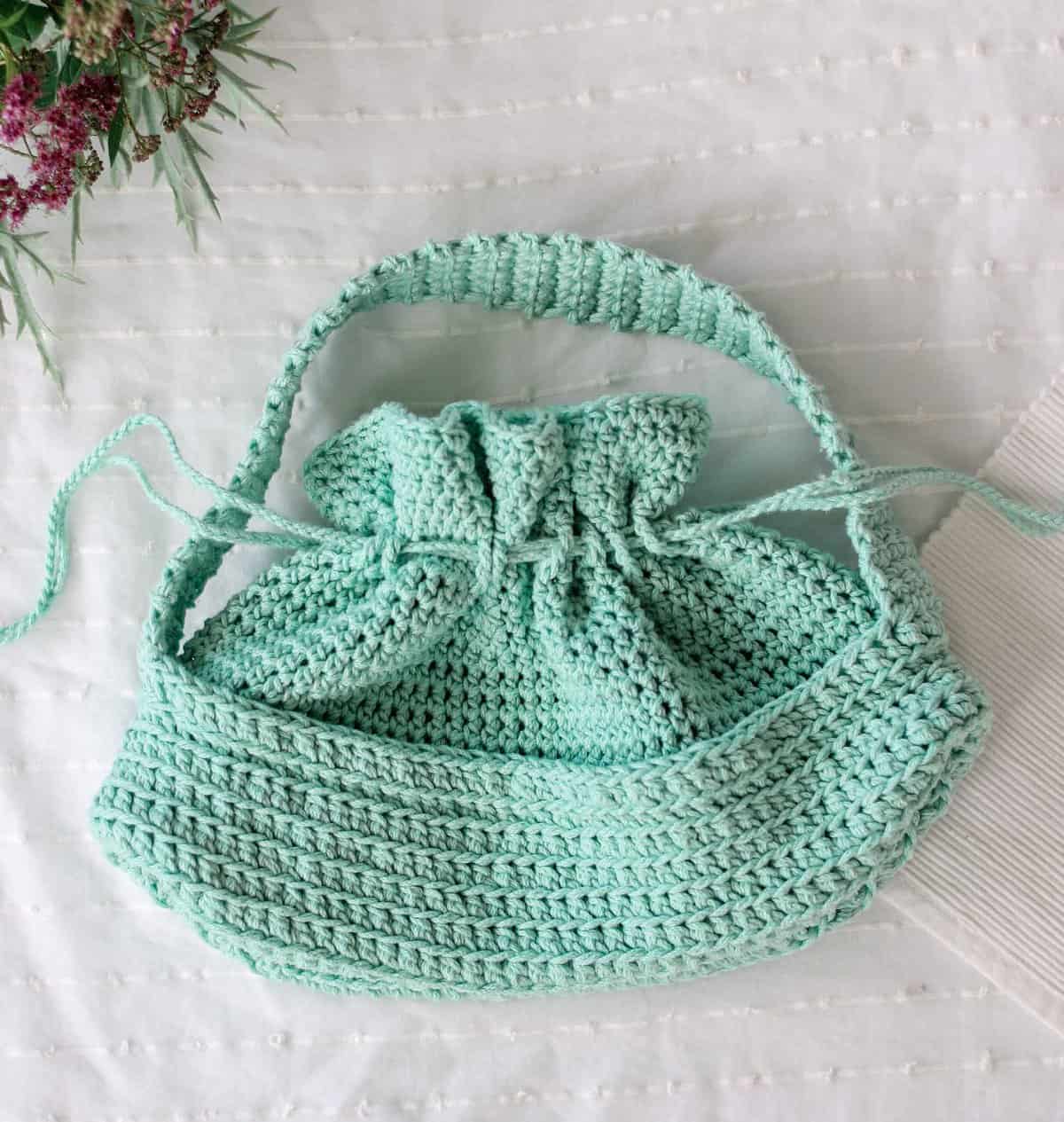This quick, sturdy cotton bag makes a perfect kids purse or crochet lunch bag! Free pattern and detailed tutorial.