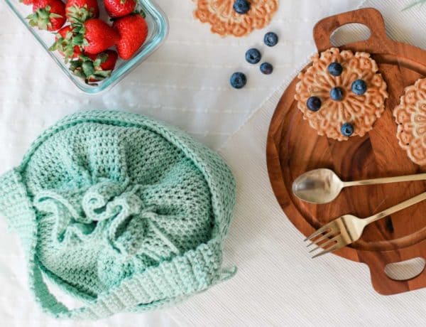 Pack your lunch in style with this cute crochet lunchbox made with Lion Brand 24/7 Cotton yarn. Free pattern and tutorial.
