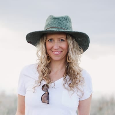Jess Coppom of the crochet blog, Make & Do Crew, wearing the Cleo Fedora crochet sun hat.